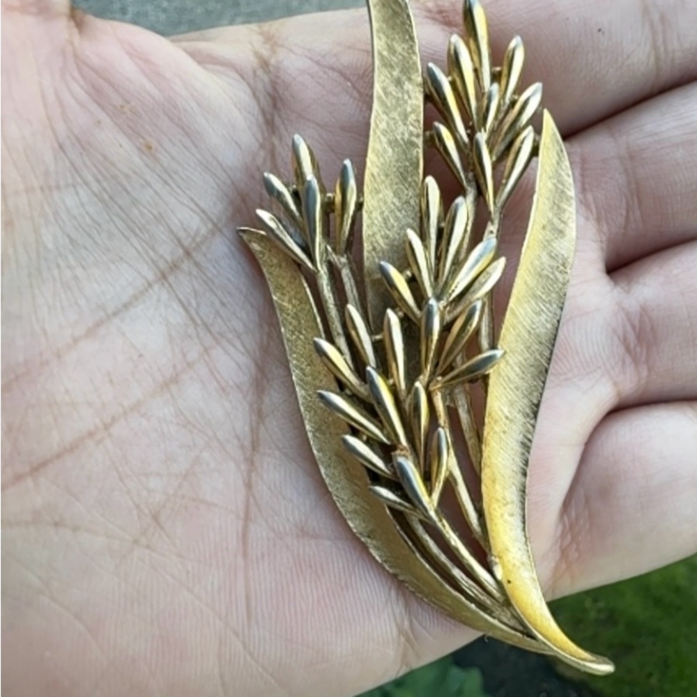 1960s Trifari Flower Bunch Floral Spray Brooch Pin Gold Tone Trifanium - Picture 3 of 5